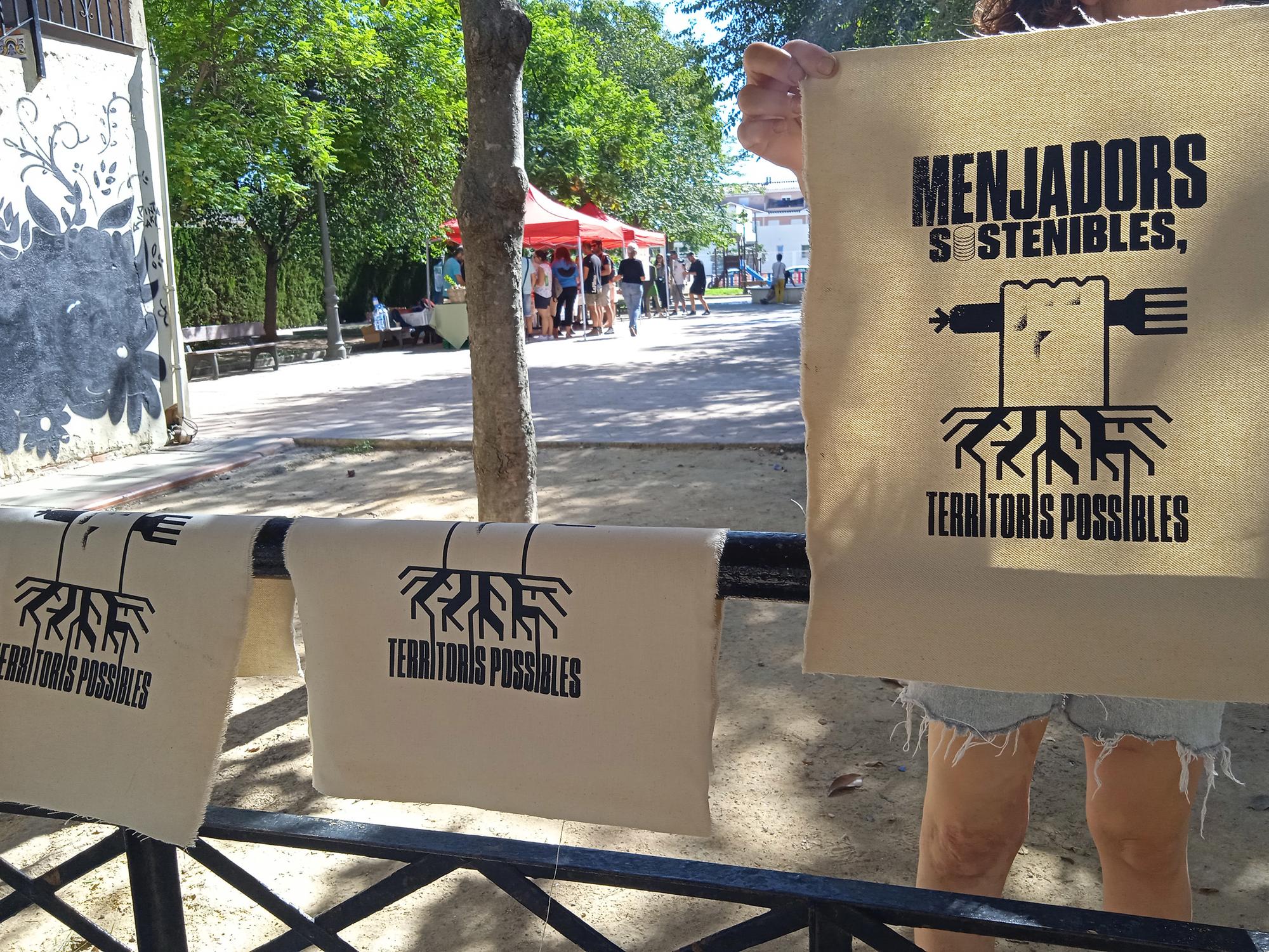 Estampaciones resultantes del taller de serigrafía con el lema: Menjadors sostenibles, territoris possibles